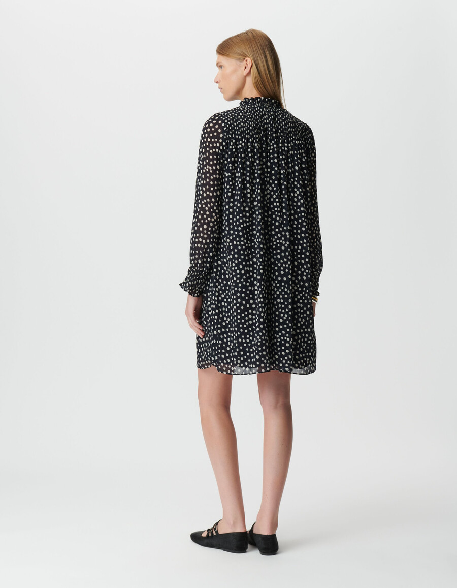 kurzes damenkleid mit marineblauem polka-dot-muster