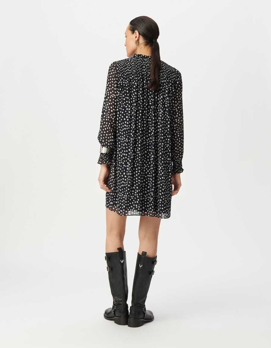 kurzes damenkleid mit marineblauem polka-dot-muster