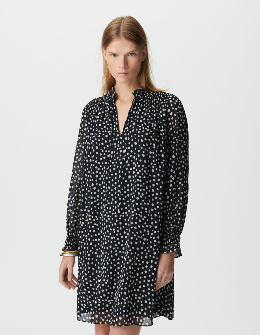 kurzes damenkleid mit marineblauem polka-dot-muster