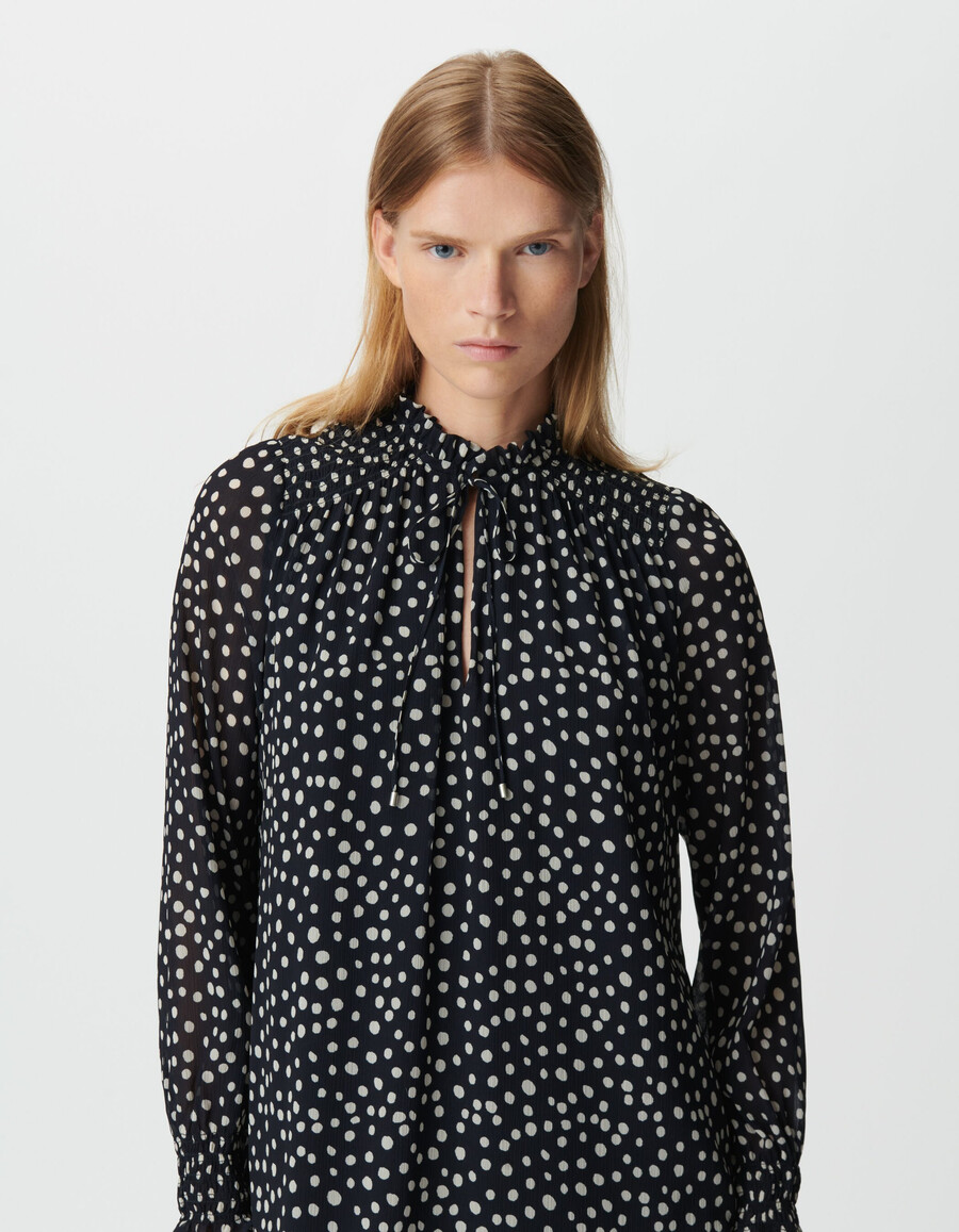 kurzes damenkleid mit marineblauem polka-dot-muster