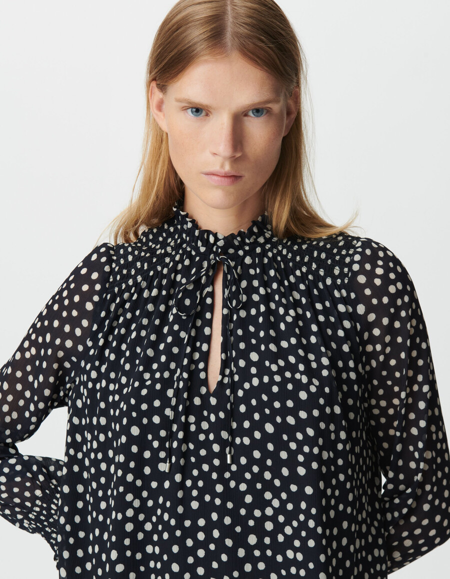 kurzes damenkleid mit marineblauem polka-dot-muster