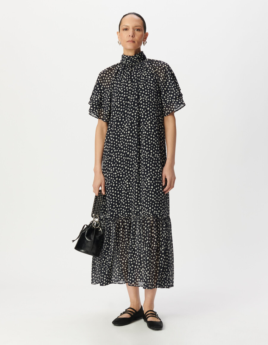langes damenkleid in marineblau mit polka-dot-muster und drapiertem kragen