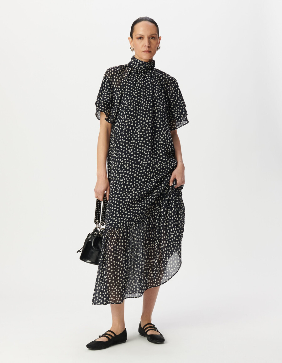 langes damenkleid in marineblau mit polka-dot-muster und drapiertem kragen