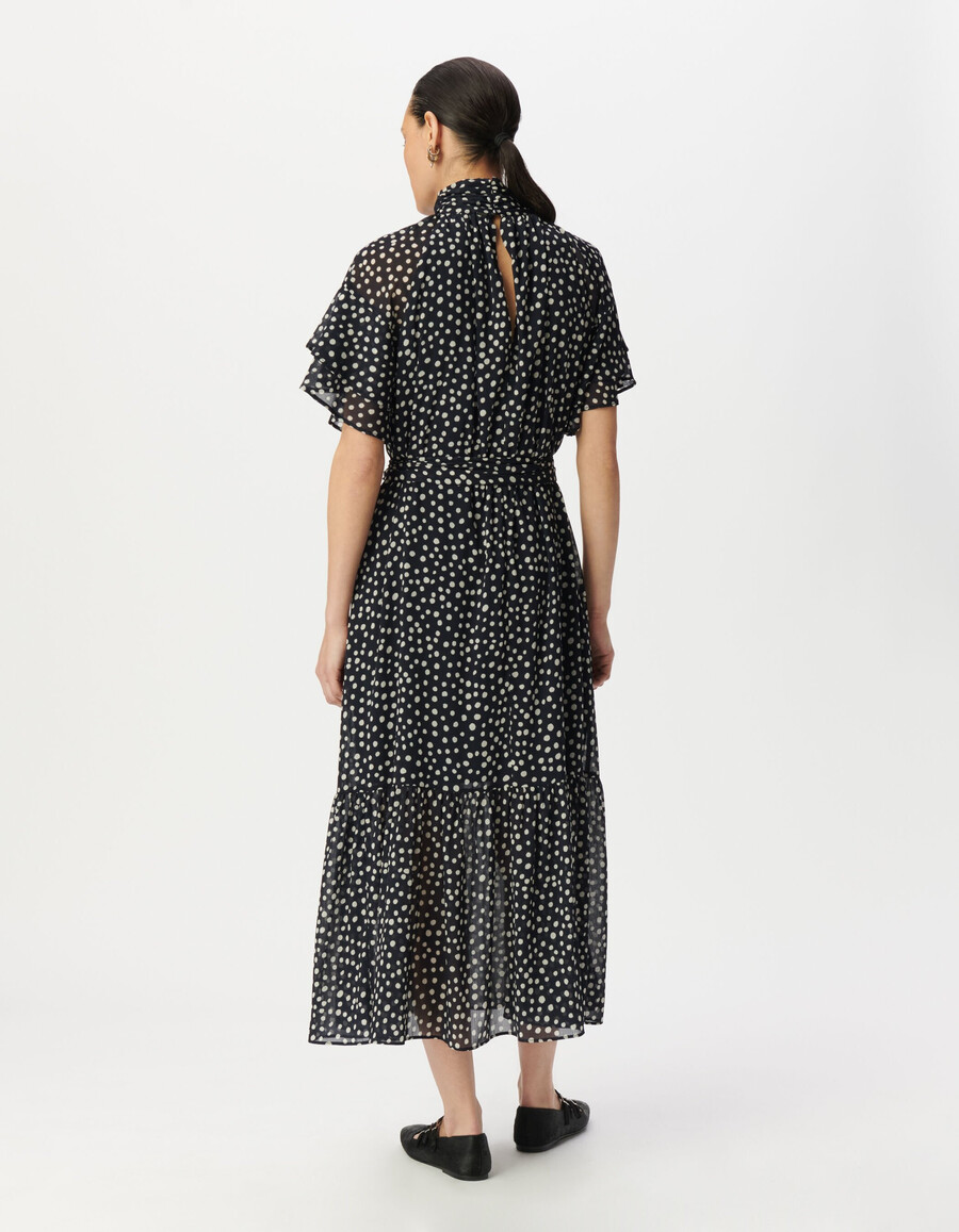langes damenkleid in marineblau mit polka-dot-muster und drapiertem kragen