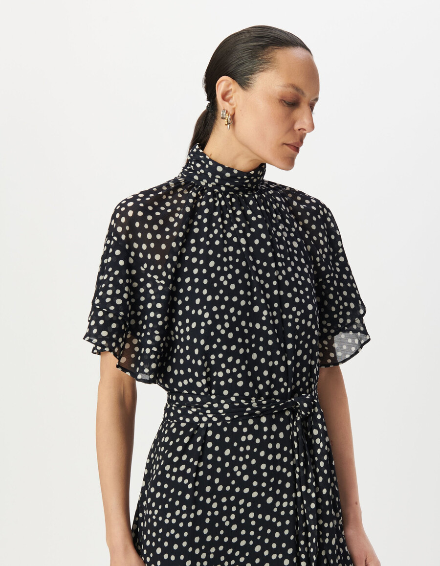 langes damenkleid in marineblau mit polka-dot-muster und drapiertem kragen