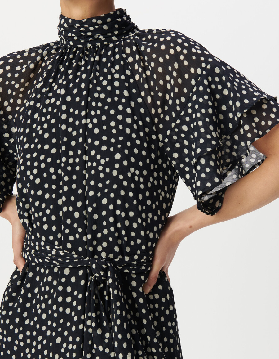 langes damenkleid in marineblau mit polka-dot-muster und drapiertem kragen