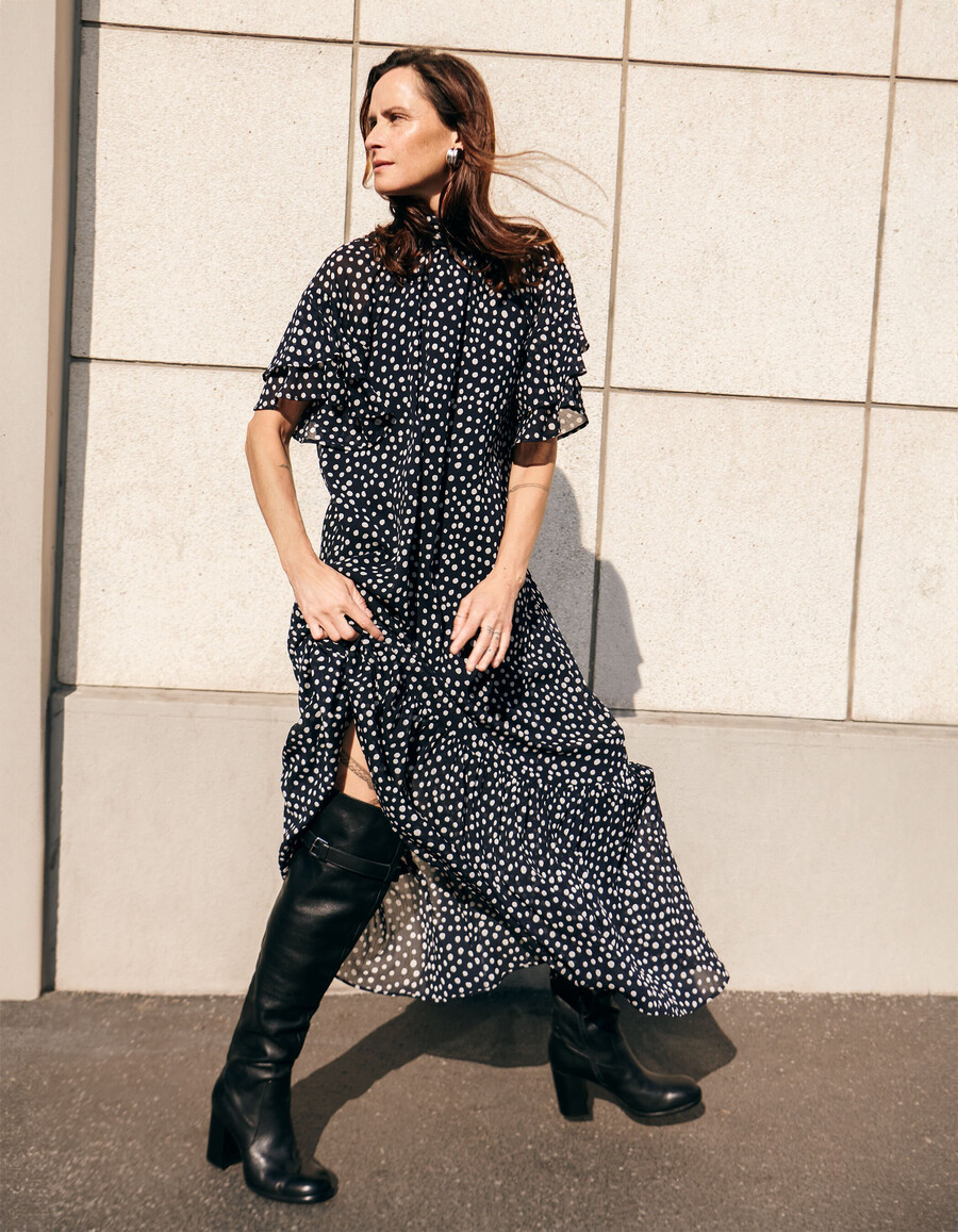 langes damenkleid in marineblau mit polka-dot-muster und drapiertem kragen