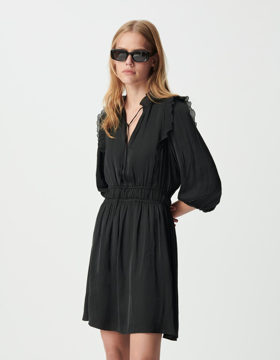 schwarzes damenkleid aus geknittertem satin mit plissierten rüschen