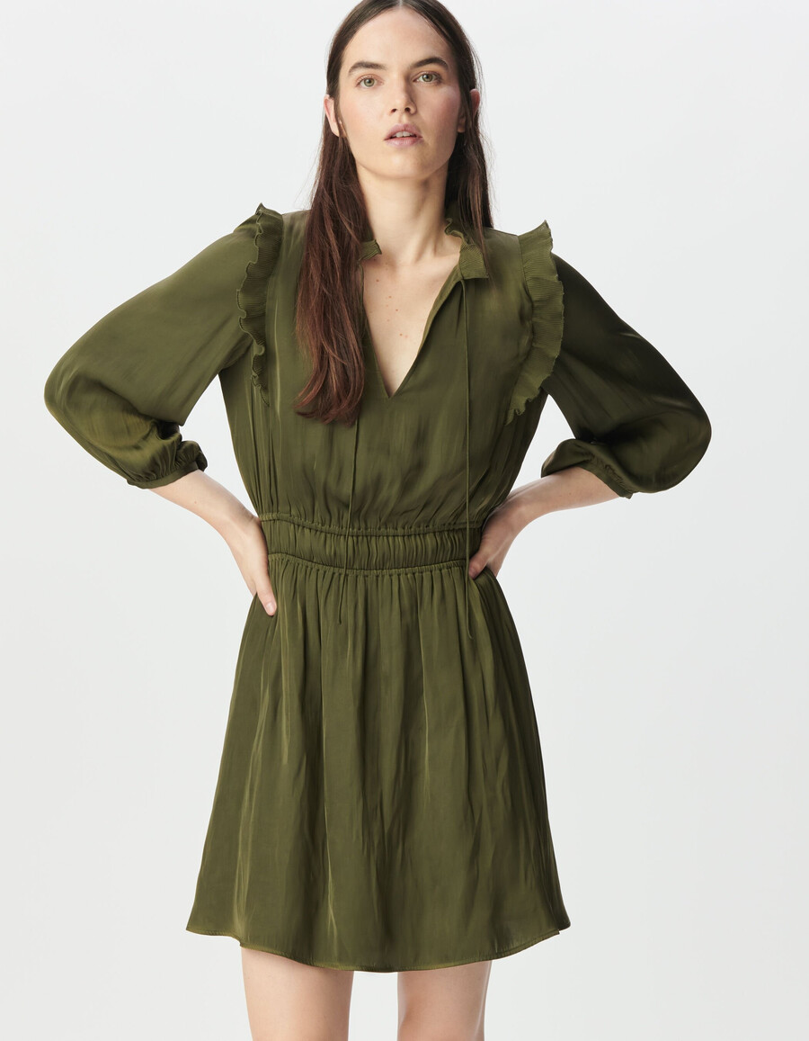 khakifarbenes damenkleid aus geknittertem satin mit plissierten rüschen