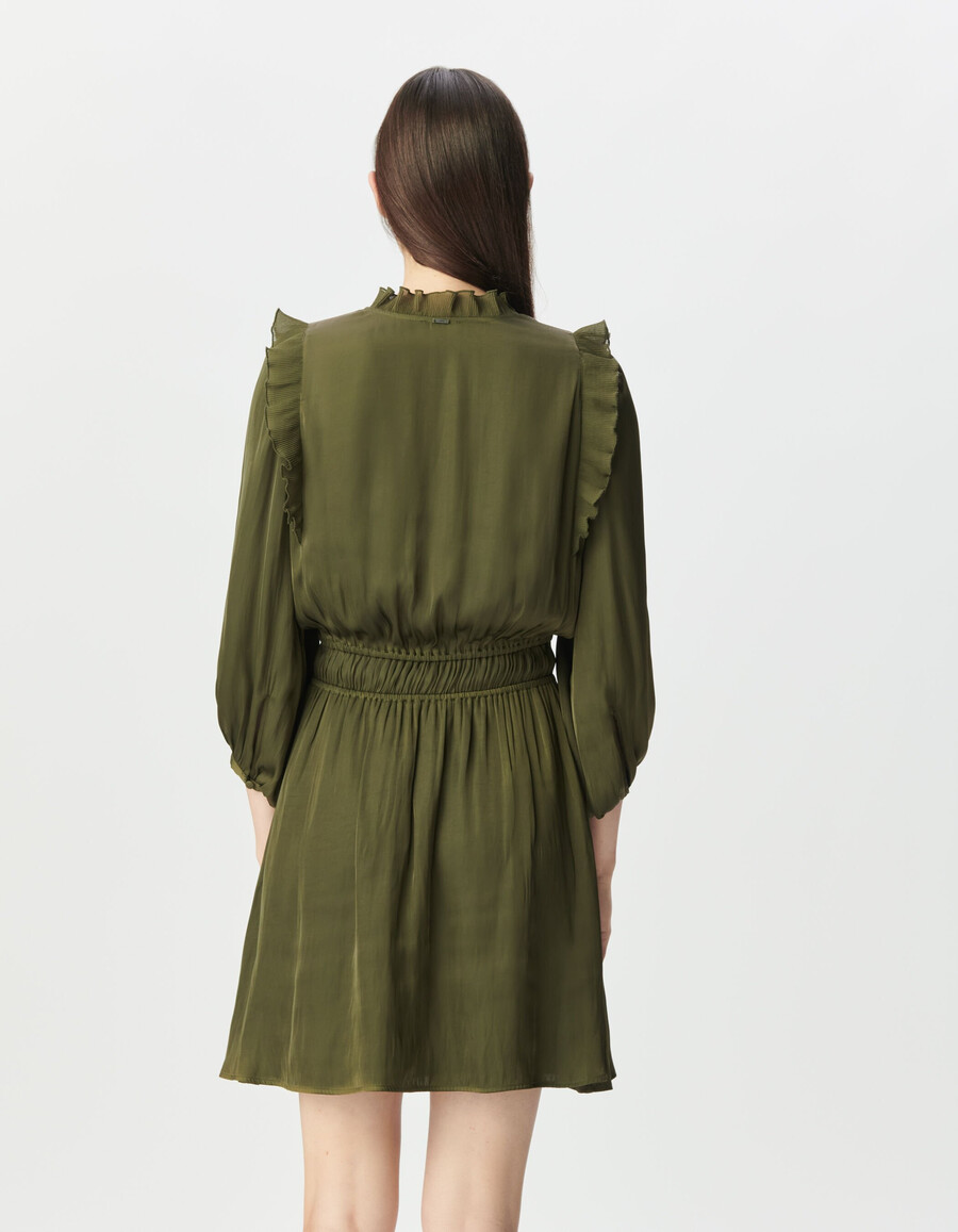 khakifarbenes damenkleid aus geknittertem satin mit plissierten rüschen