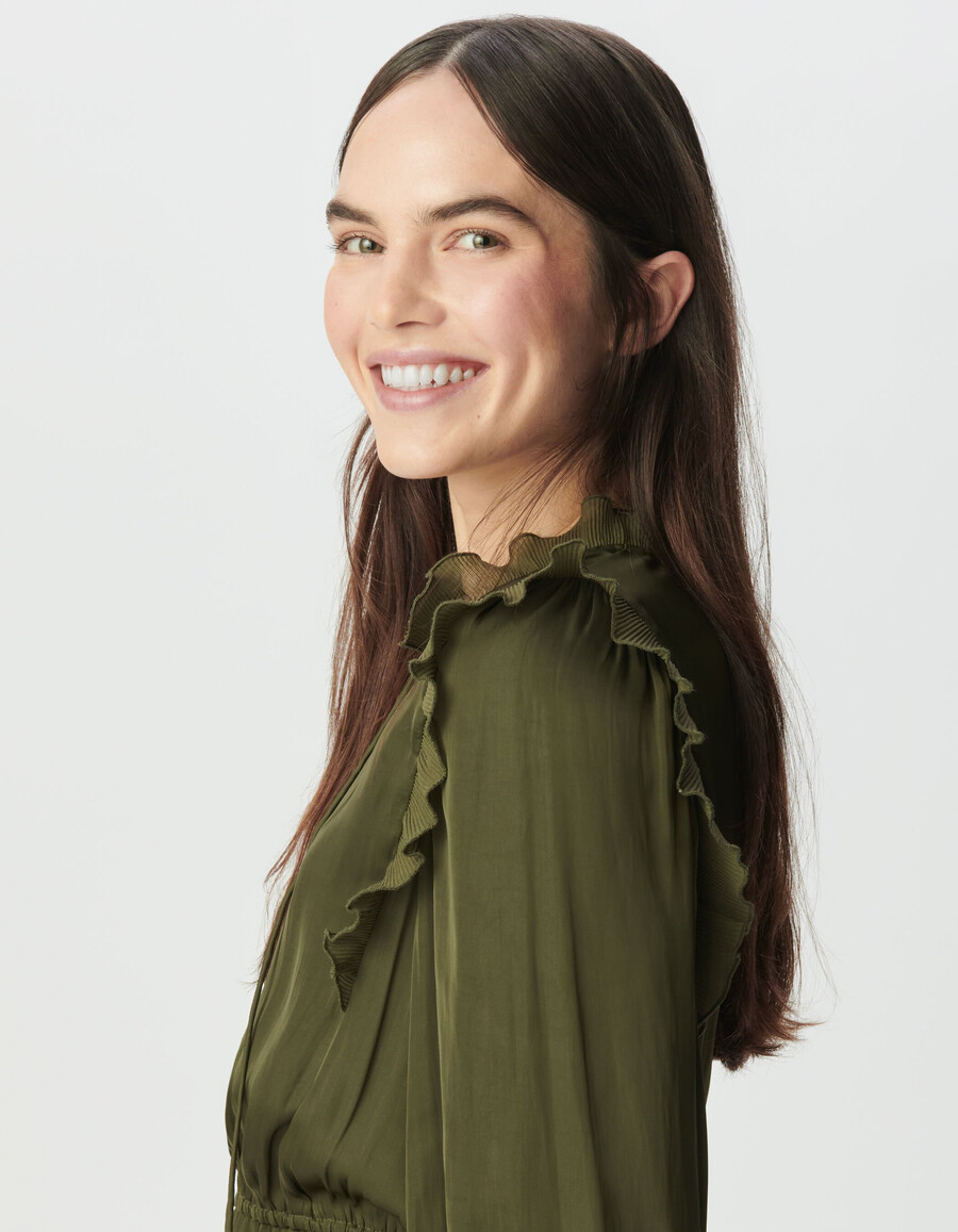 khakifarbenes damenkleid aus geknittertem satin mit plissierten rüschen