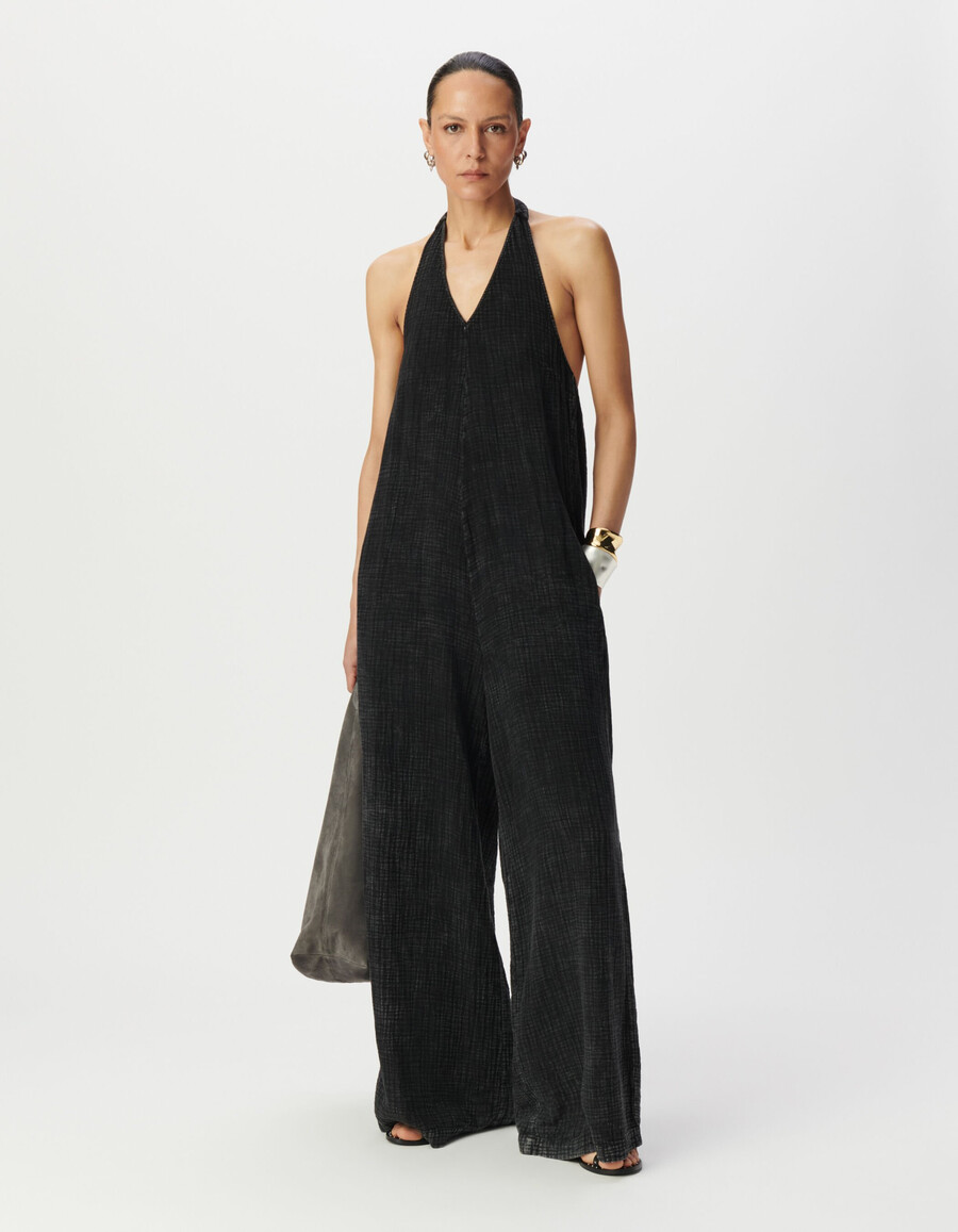 grauer damen-jumpsuit aus bio-baumwolle mit offenem rücken und gürtel