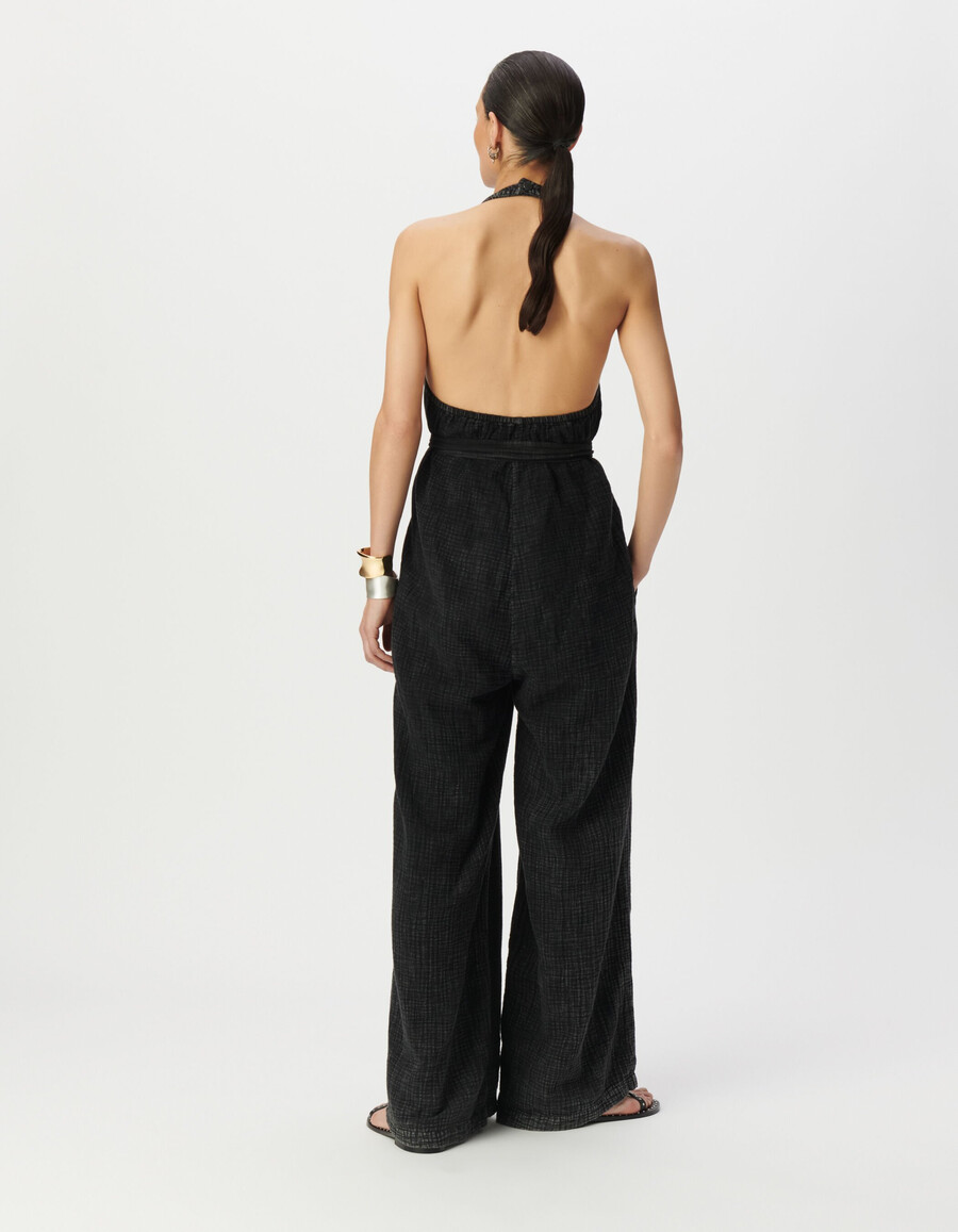 grauer damen-jumpsuit aus bio-baumwolle mit offenem rücken und gürtel