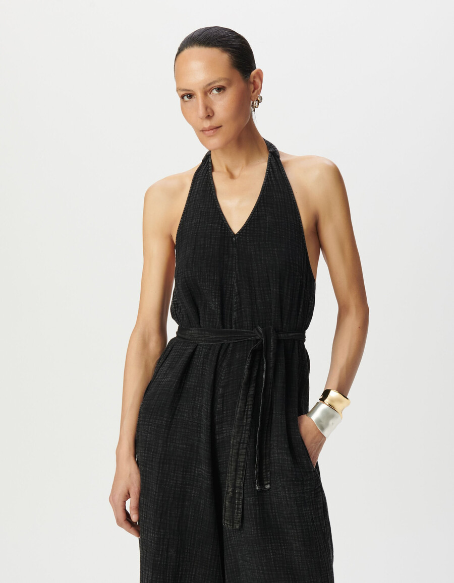 grauer damen-jumpsuit aus bio-baumwolle mit offenem rücken und gürtel