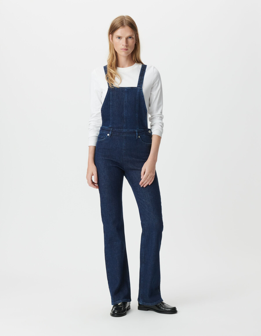 damen-latzhose aus blauem denim mit bootcut-schnitt