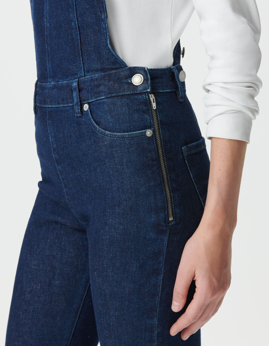 damen-latzhose aus blauem denim mit bootcut-schnitt