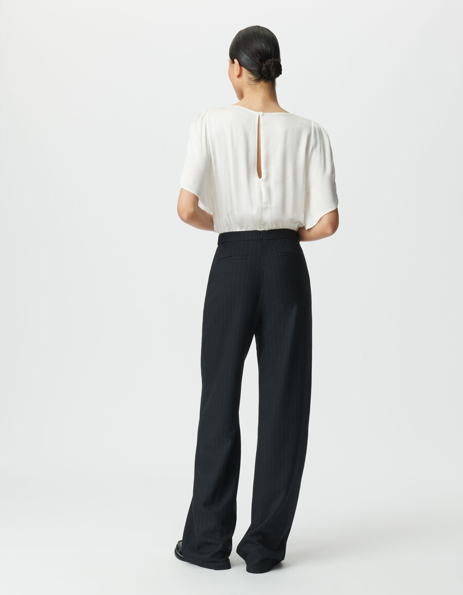 damen-jumpsuit aus marineblauem stoffmix mit weißem oberteil
