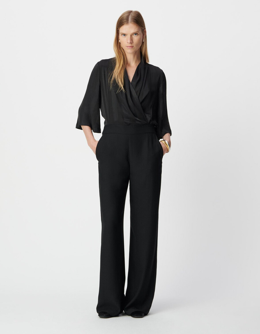schwarzer damen-jumpsuit aus materialmix mit fließendem oberteil