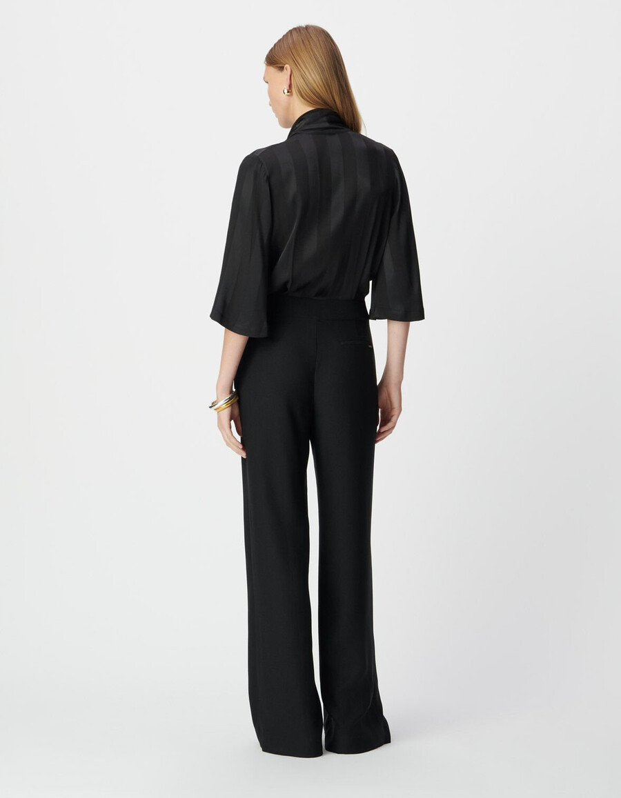 schwarzer damen-jumpsuit aus materialmix mit fließendem oberteil