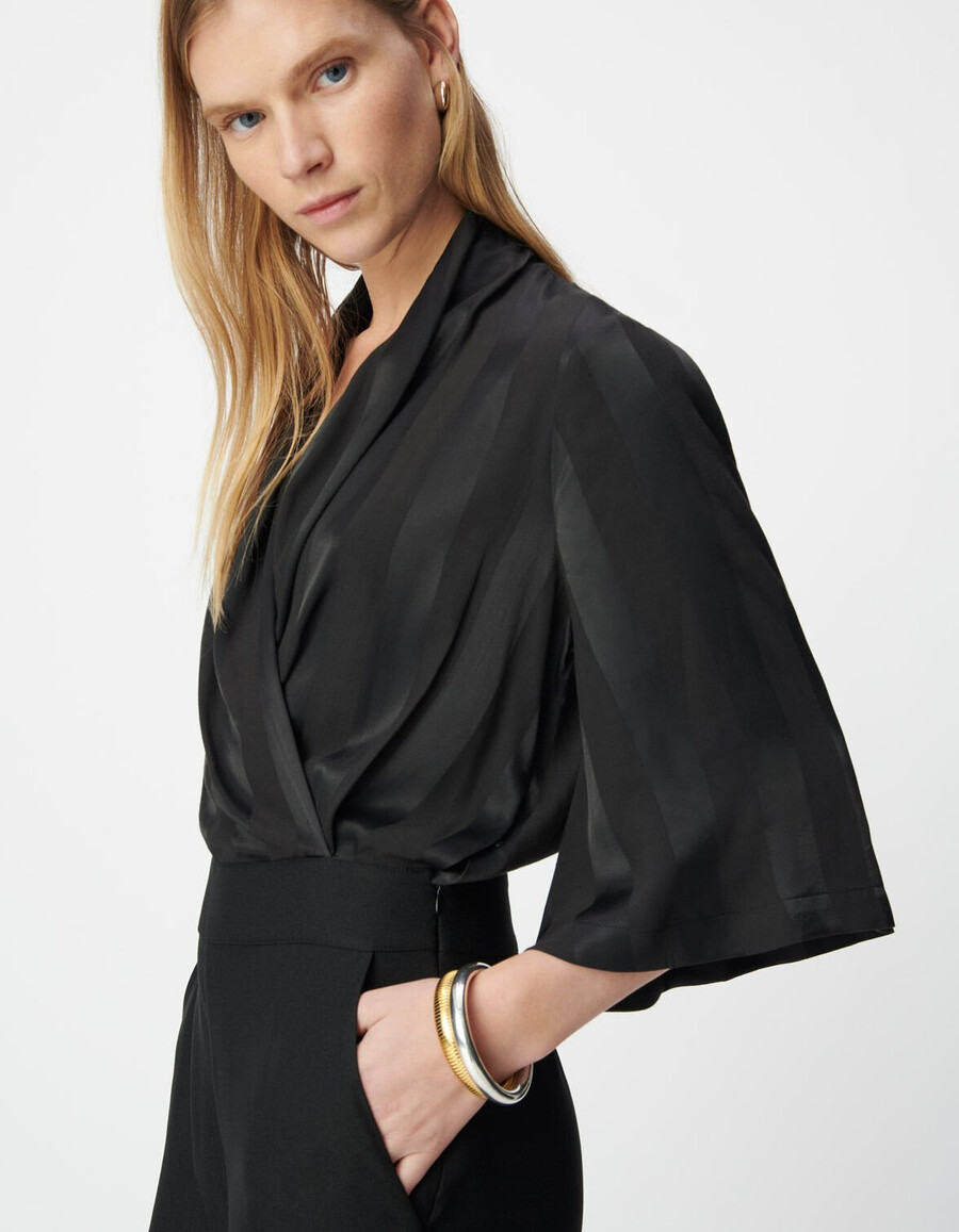 schwarzer damen-jumpsuit aus materialmix mit fließendem oberteil