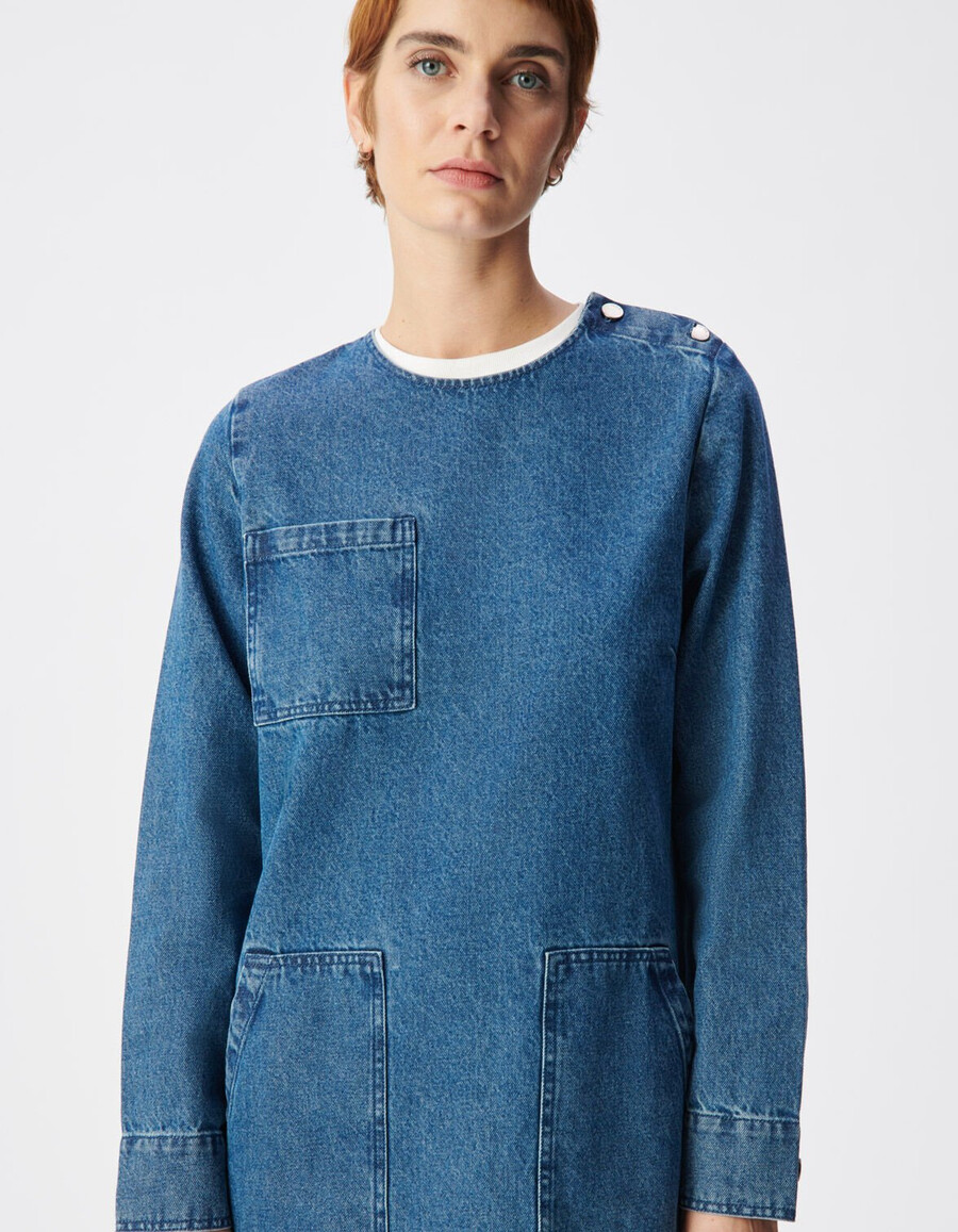 damen-jeanskleid in blau mit drei aufgesetzten taschen