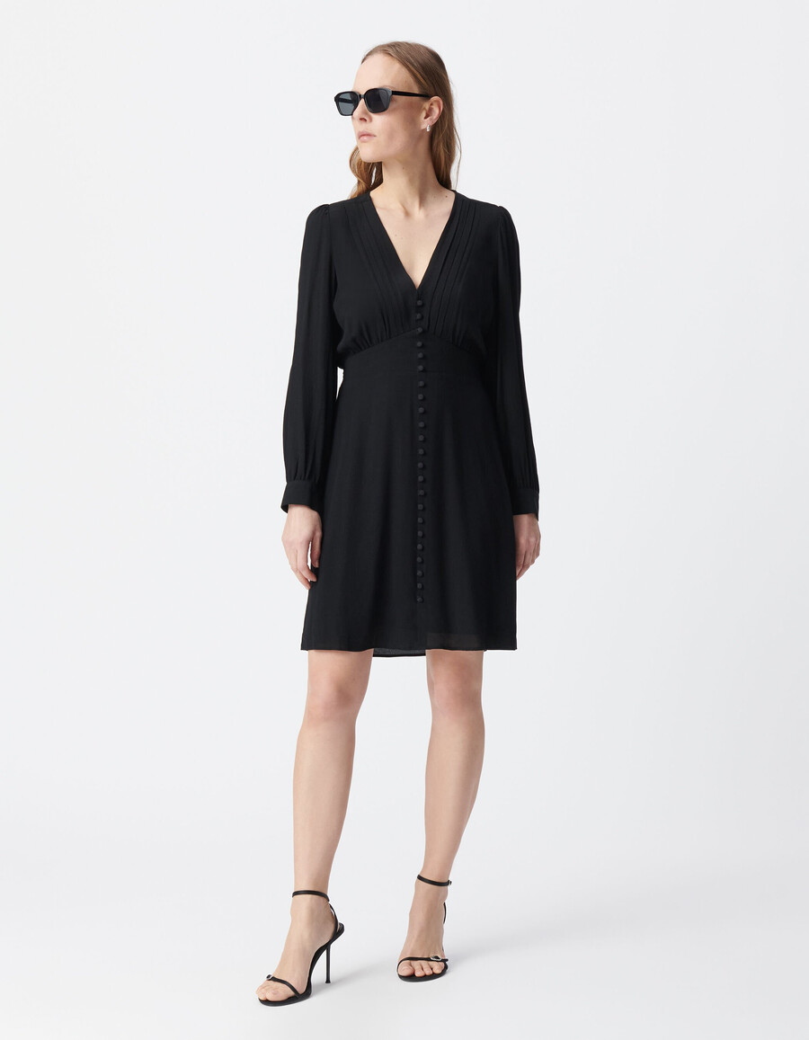 schwarzes damenkleid mit falten und knöpfen