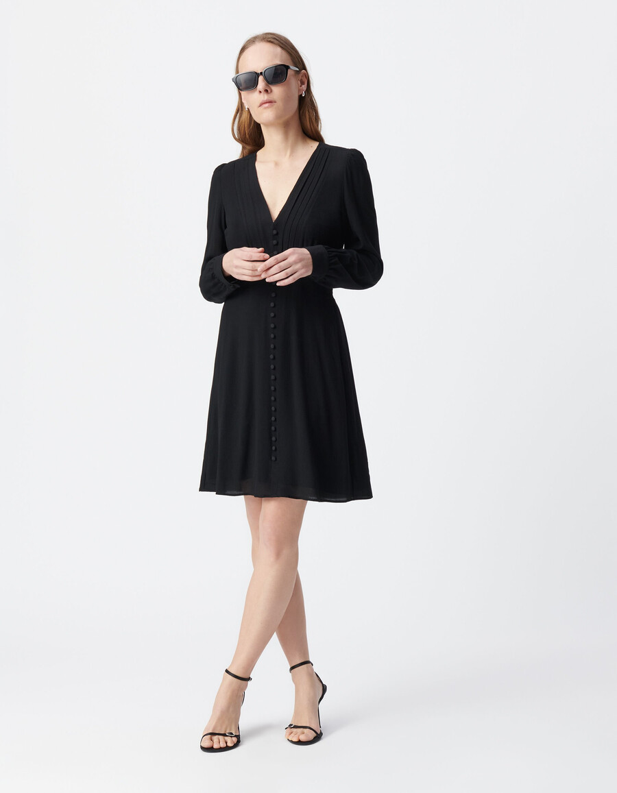 schwarzes damenkleid mit falten und knöpfen
