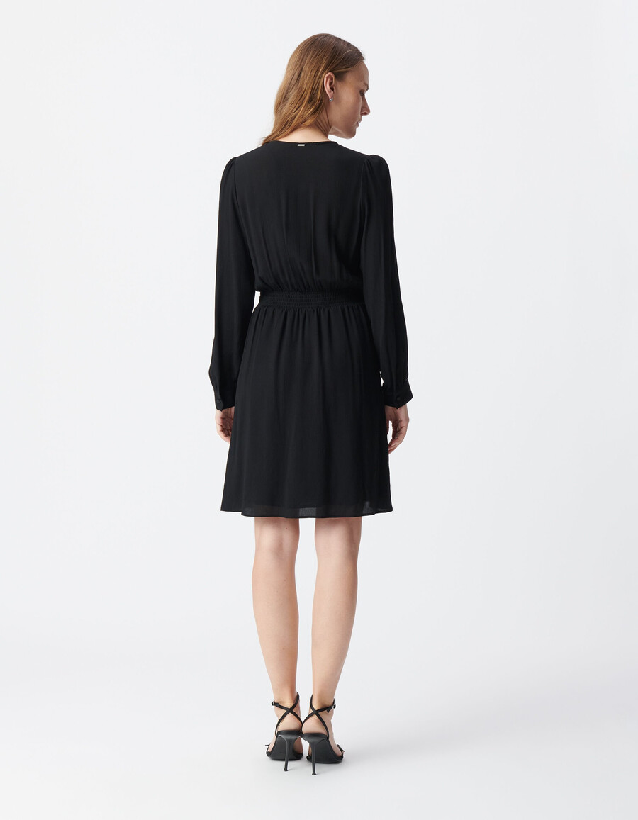 schwarzes damenkleid mit falten und knöpfen