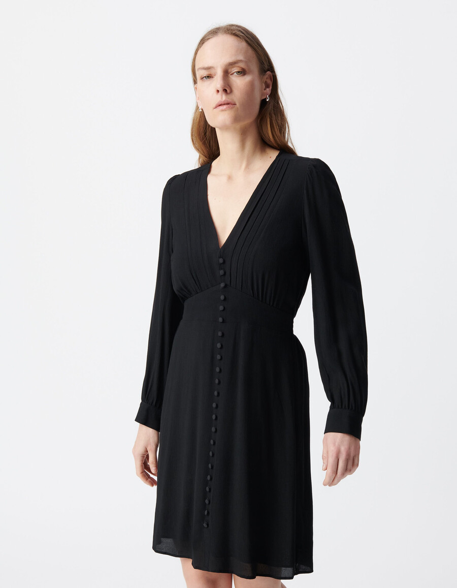 schwarzes damenkleid mit falten und knöpfen