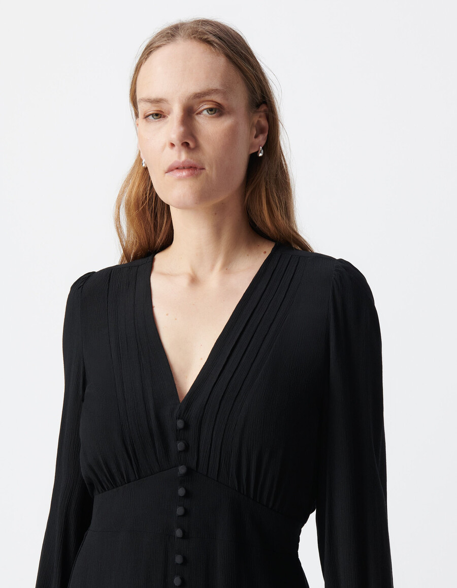 schwarzes damenkleid mit falten und knöpfen