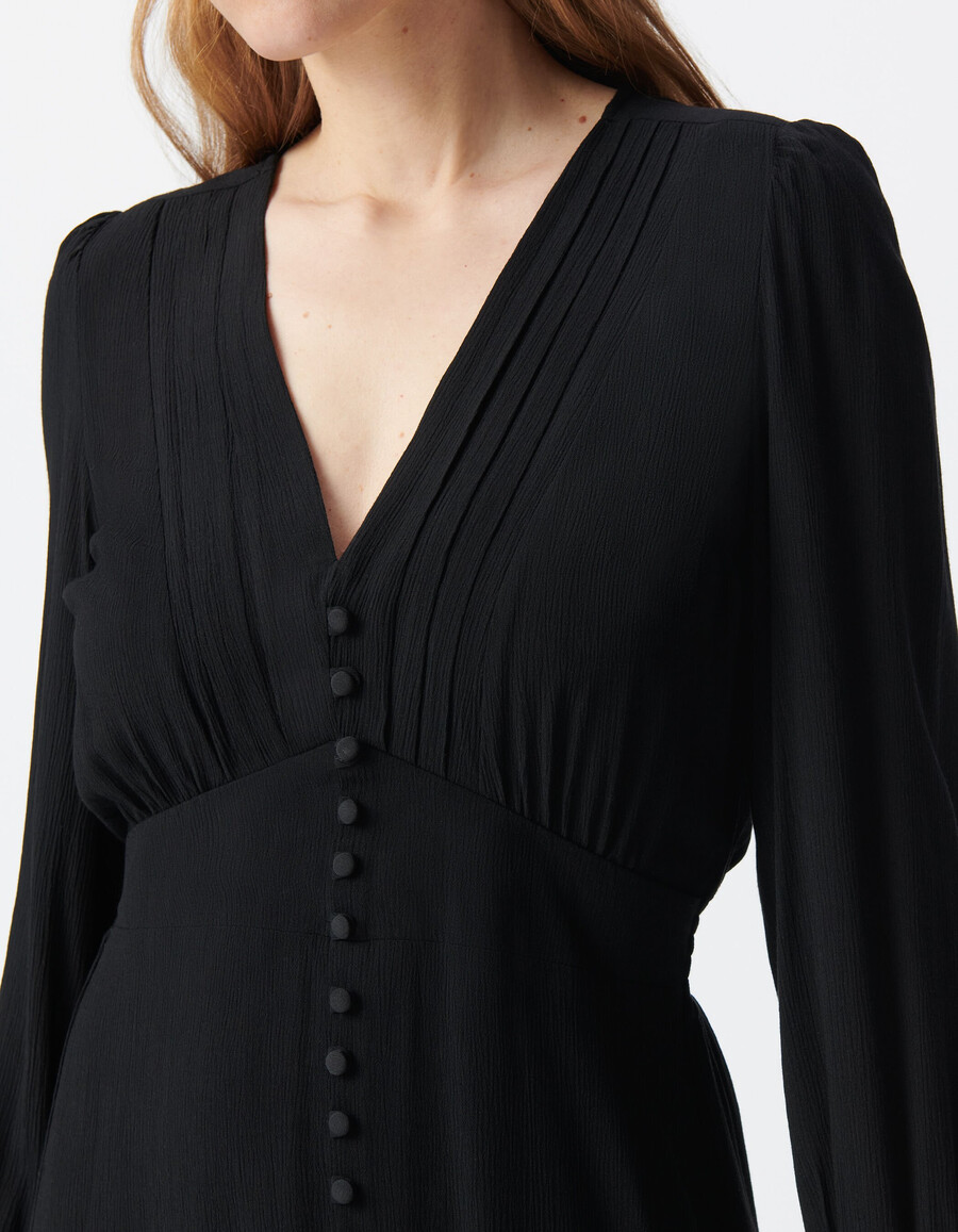 schwarzes damenkleid mit falten und knöpfen