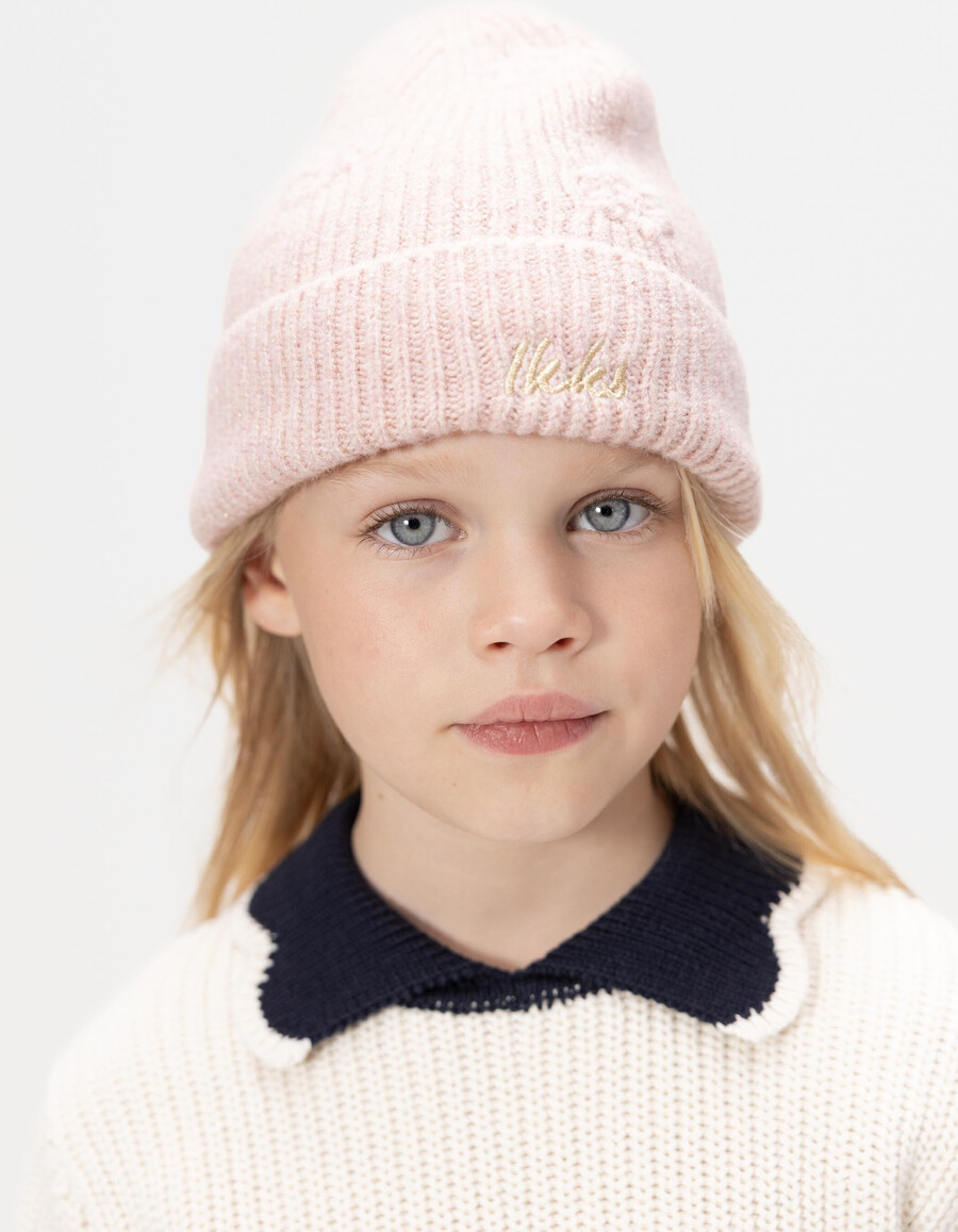 mädchen-strickmütze in rosa mit glitzer und blumenstickerei
