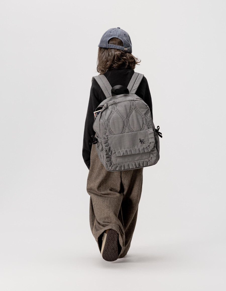 schwarzer mädchenrucksack mit ecrufarbenem vichy-karo und rüschendetails