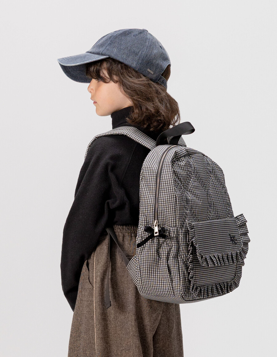 schwarzer mädchenrucksack mit ecrufarbenem vichy-karo und rüschendetails