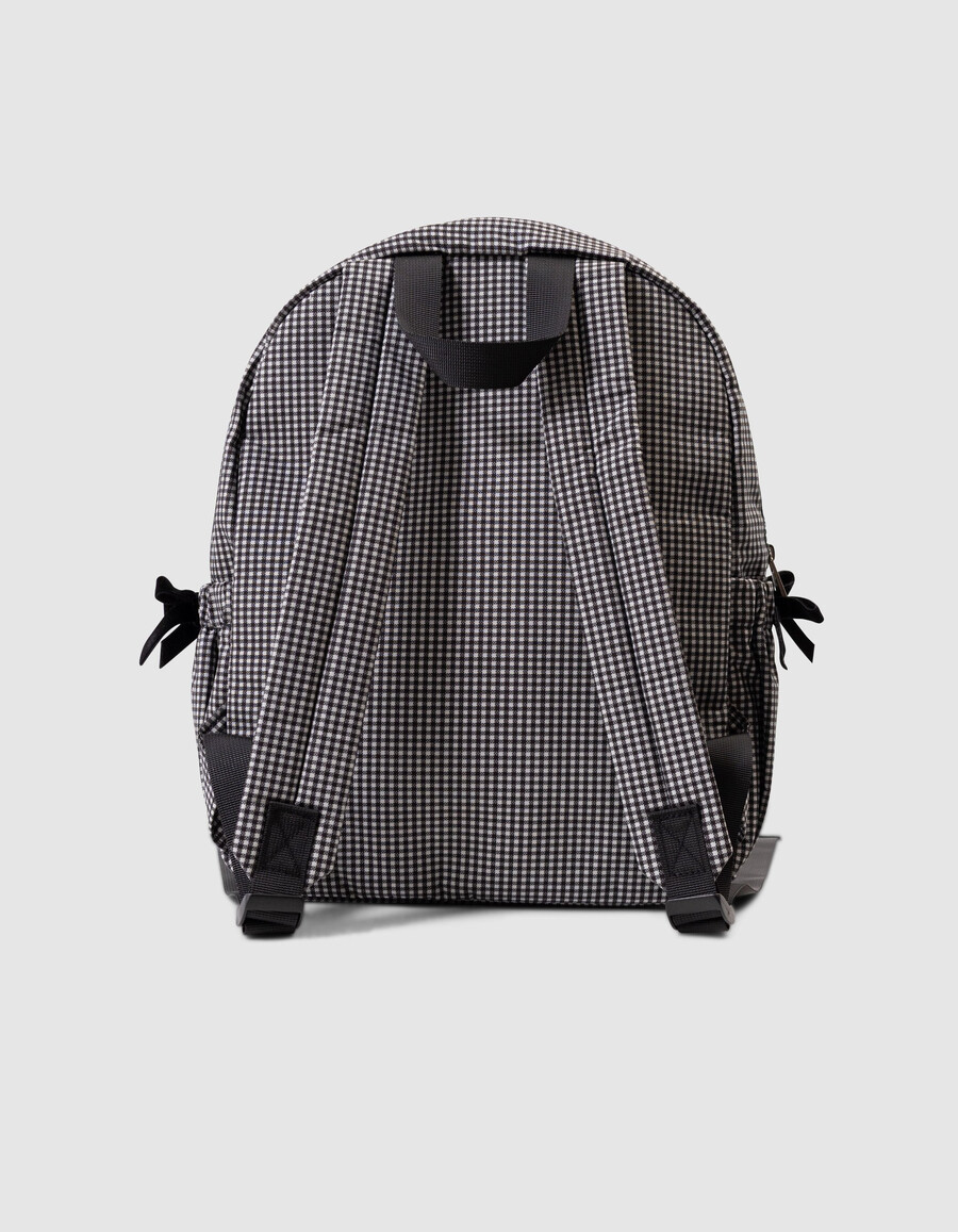 schwarzer mädchenrucksack mit ecrufarbenem vichy-karo und rüschendetails