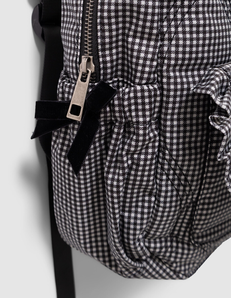 schwarzer mädchenrucksack mit ecrufarbenem vichy-karo und rüschendetails