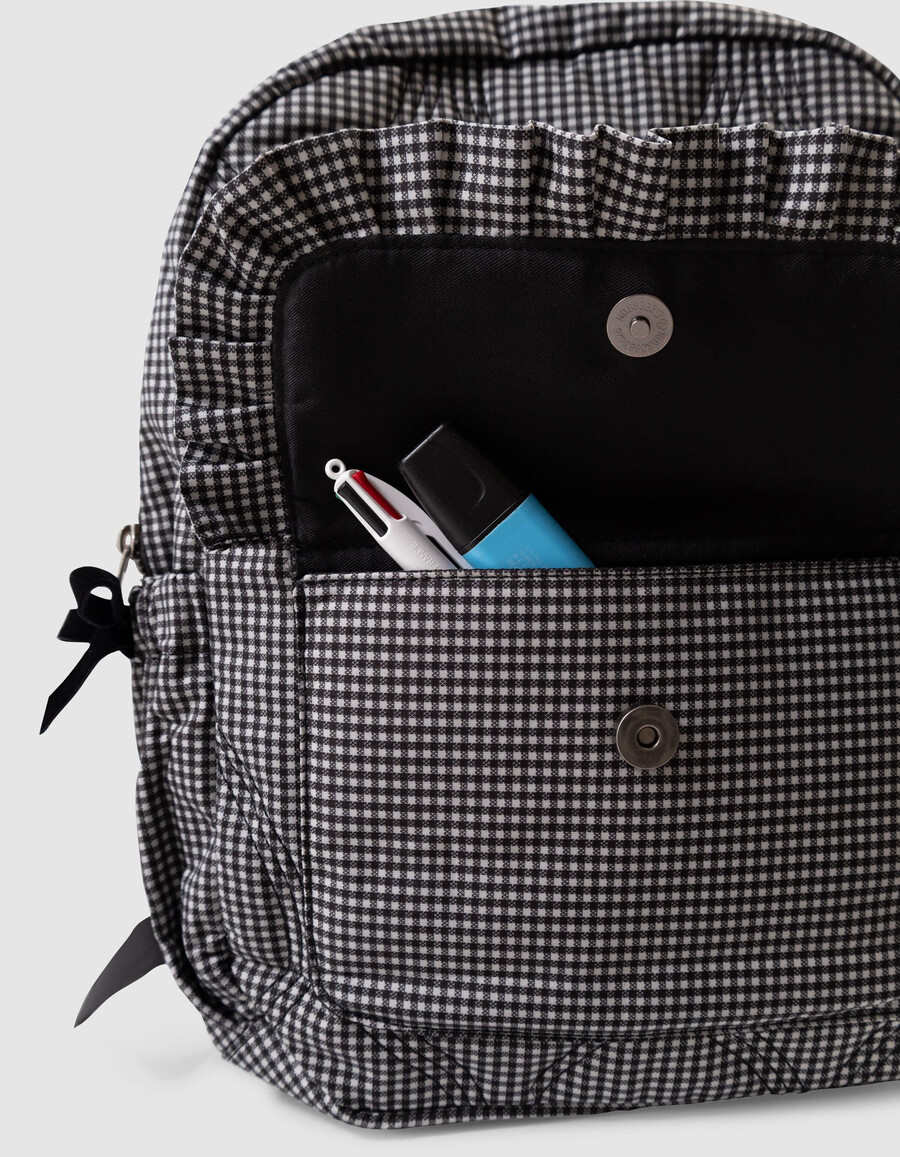 schwarzer mädchenrucksack mit ecrufarbenem vichy-karo und rüschendetails