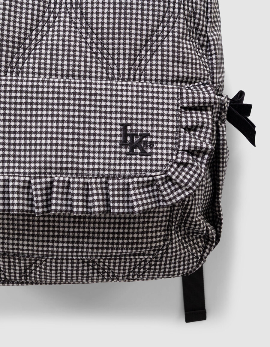 schwarzer mädchenrucksack mit ecrufarbenem vichy-karo und rüschendetails