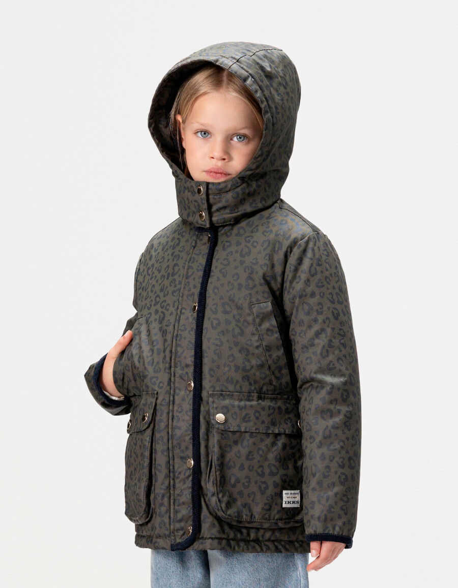 khakifarbene mädchenjacke mit leopardenherzmotiv