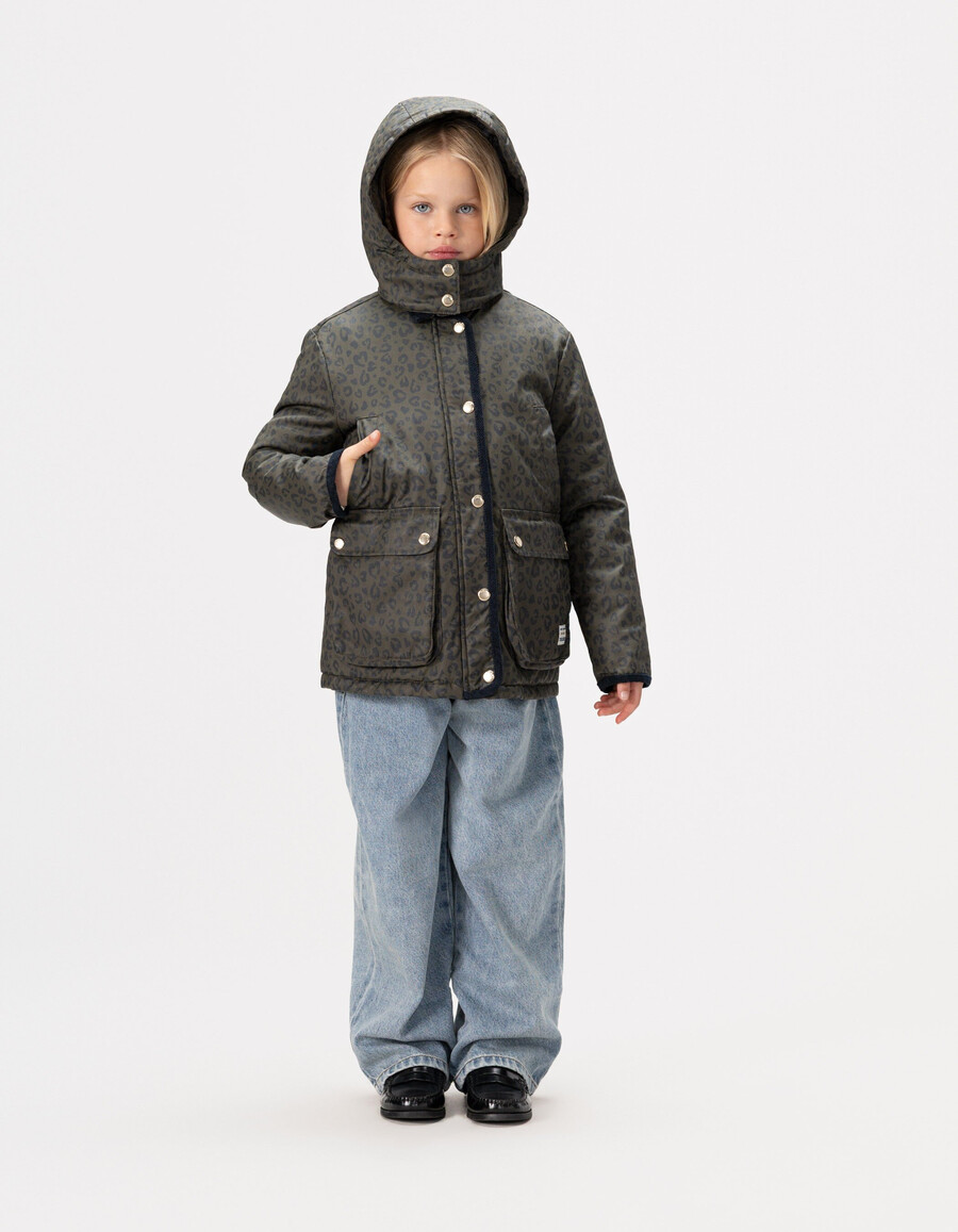 khakifarbene mädchenjacke mit leopardenherzmotiv