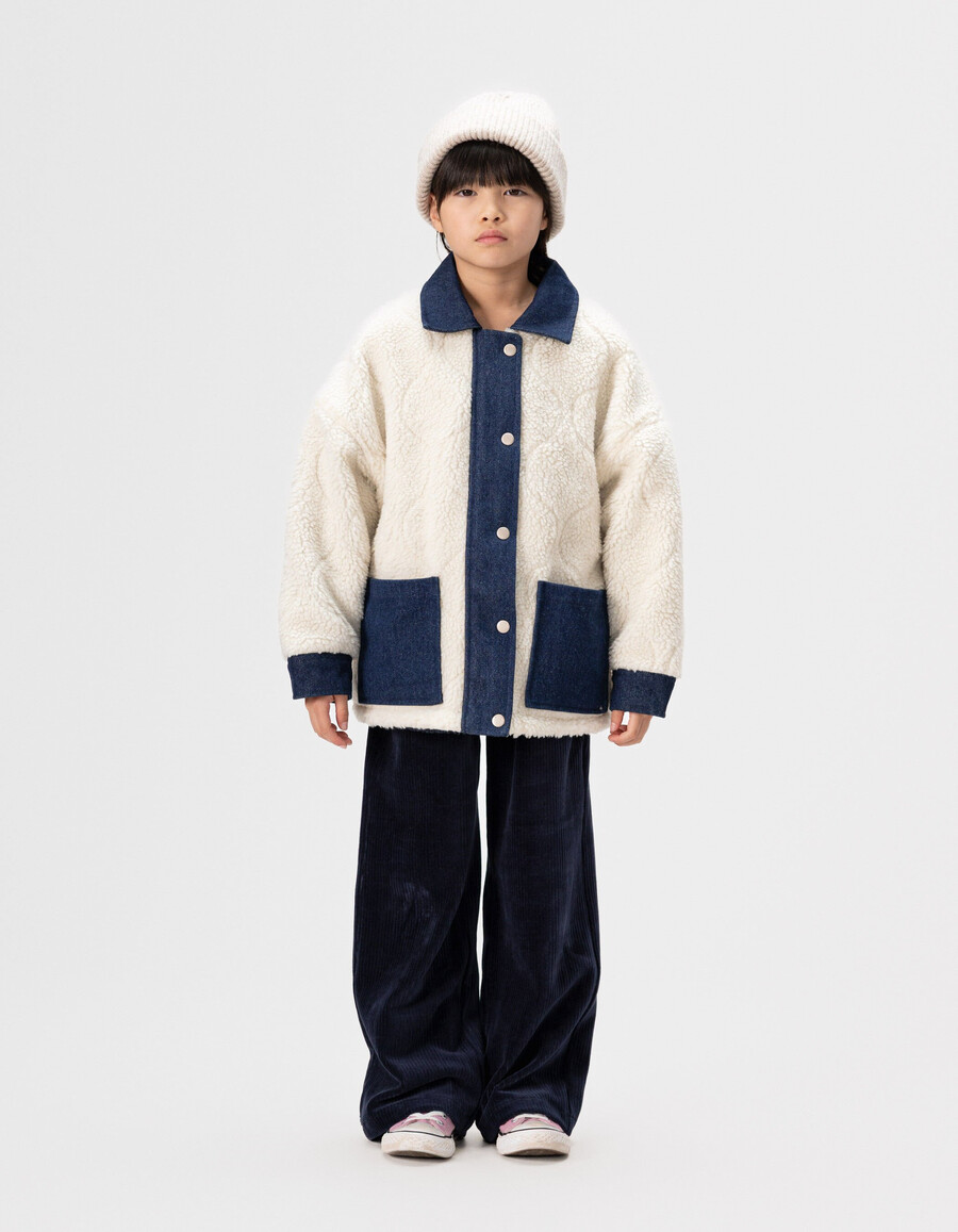 wendbare mädchenjacke aus raw denim und sherpa