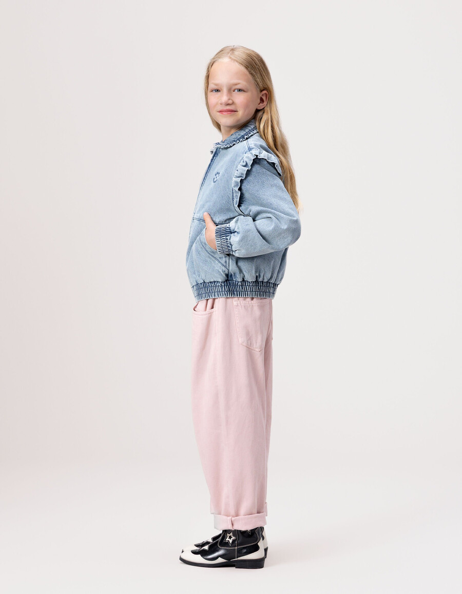 mädchen-jeansjacke in blau mit abnehmbaren ärmeln