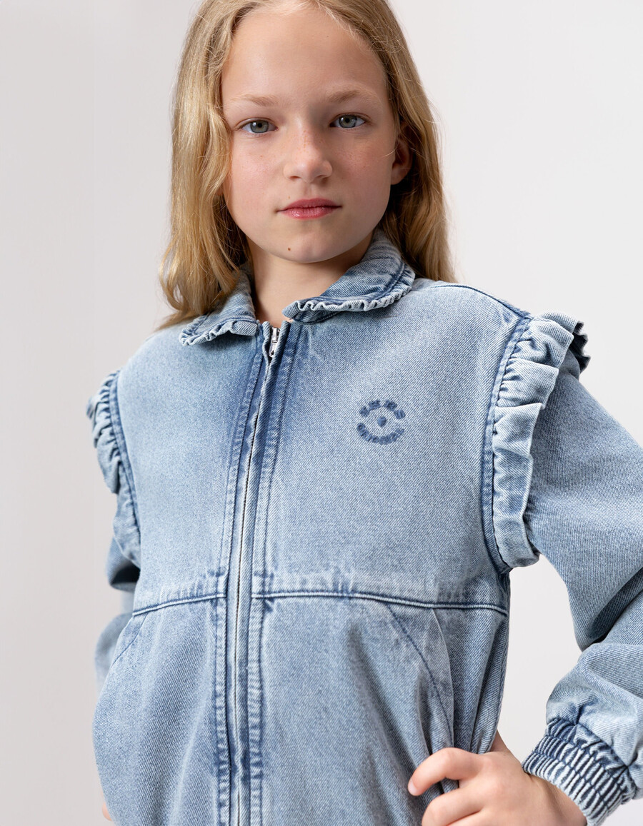 mädchen-jeansjacke in blau mit abnehmbaren ärmeln