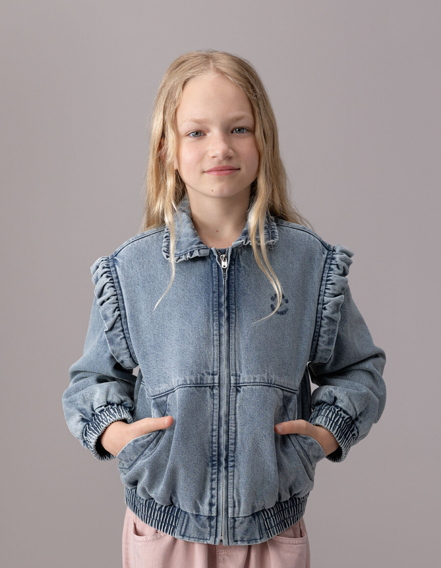 mädchen-jeansjacke in blau mit abnehmbaren ärmeln