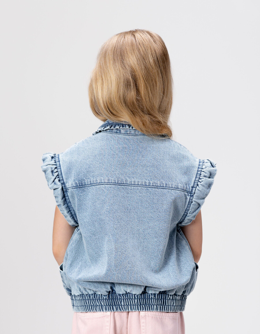 mädchen-jeansjacke in blau mit abnehmbaren ärmeln