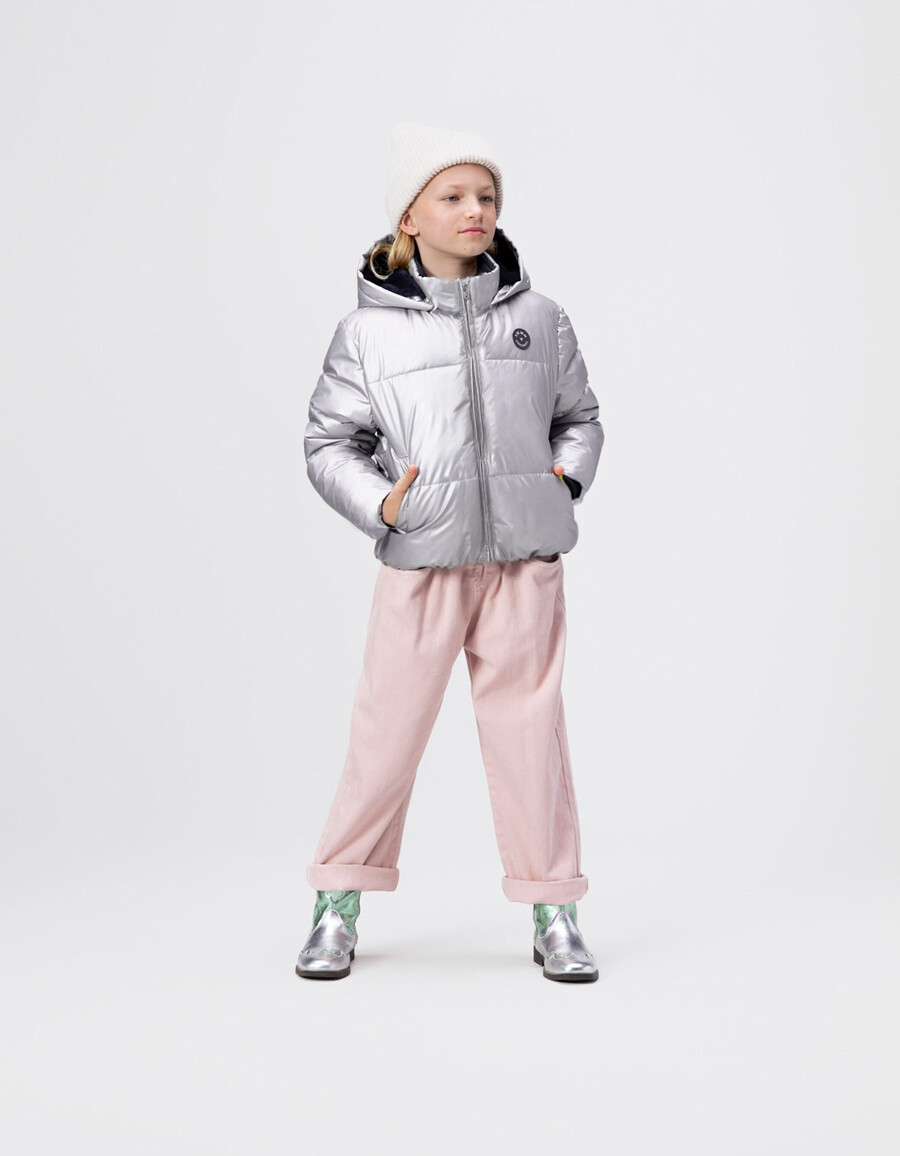 silberne steppjacke für mädchen mit marineblauer pelzgefütterter kapuze