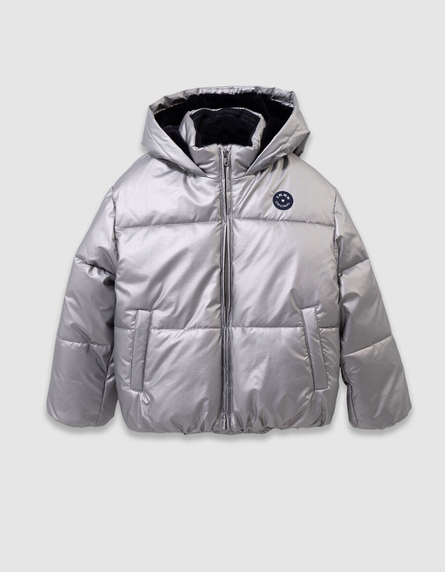 silberne steppjacke für mädchen mit marineblauer pelzgefütterter kapuze