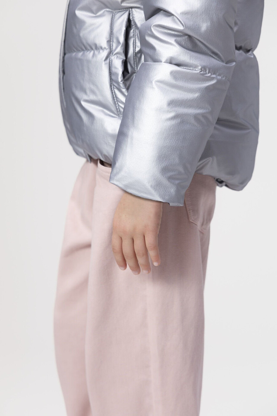silberne steppjacke für mädchen mit marineblauer pelzgefütterter kapuze