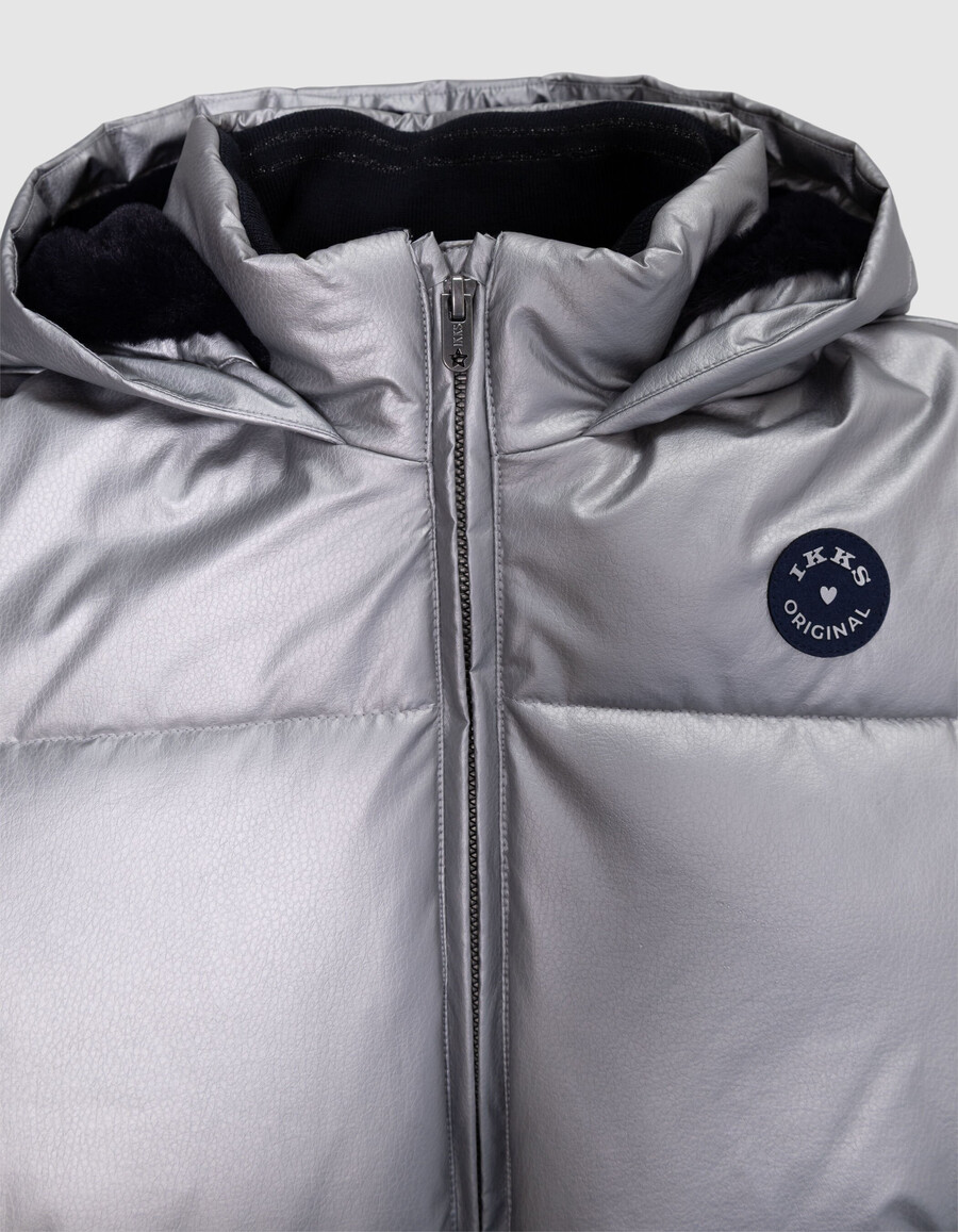 silberne steppjacke für mädchen mit marineblauer pelzgefütterter kapuze