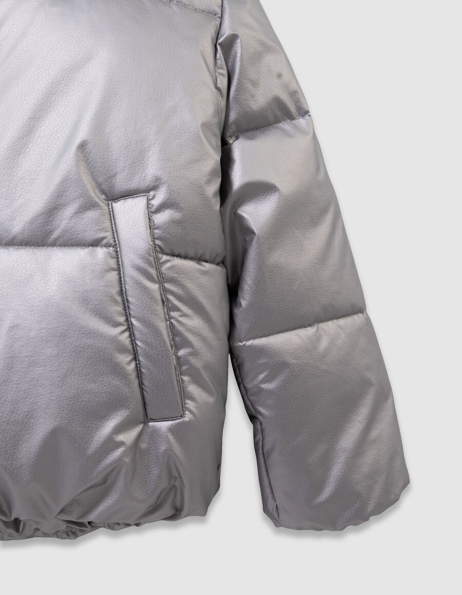 silberne steppjacke für mädchen mit marineblauer pelzgefütterter kapuze